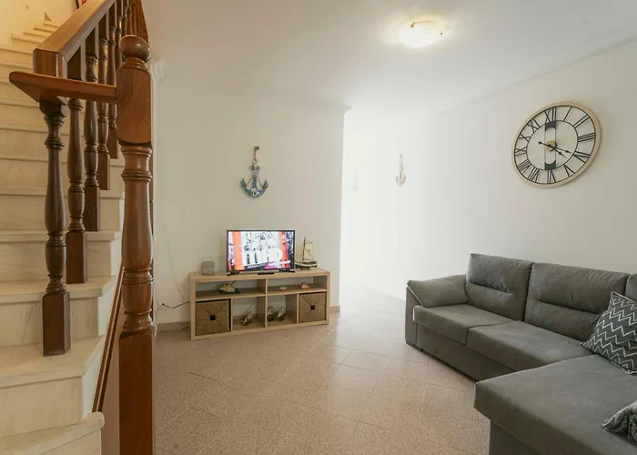 15 - Vivenda Adelino Martins Nyaraló